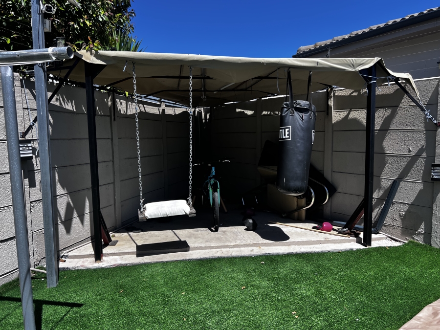 To Let 5 Bedroom Property for Rent in Parklands North Western Cape